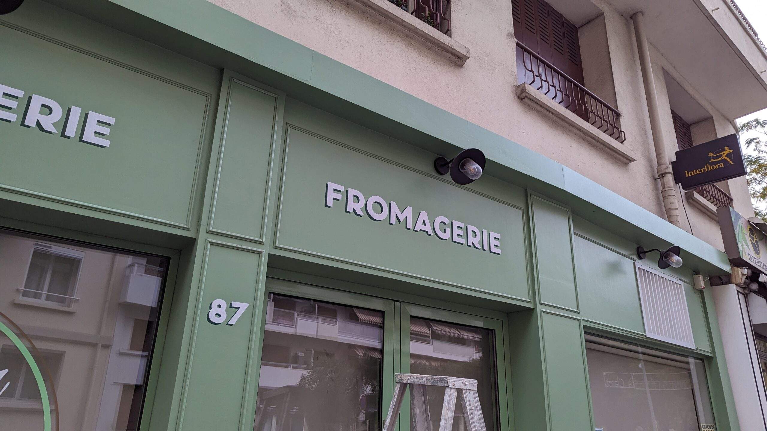 peinture en lettres d'une devanture