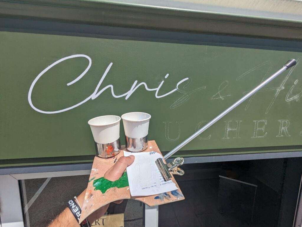 Lire la suite à propos de l’article Enseigne peinte pour Chris & Hiro