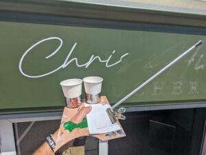 Lire la suite à propos de l’article Enseigne peinte pour Chris & Hiro